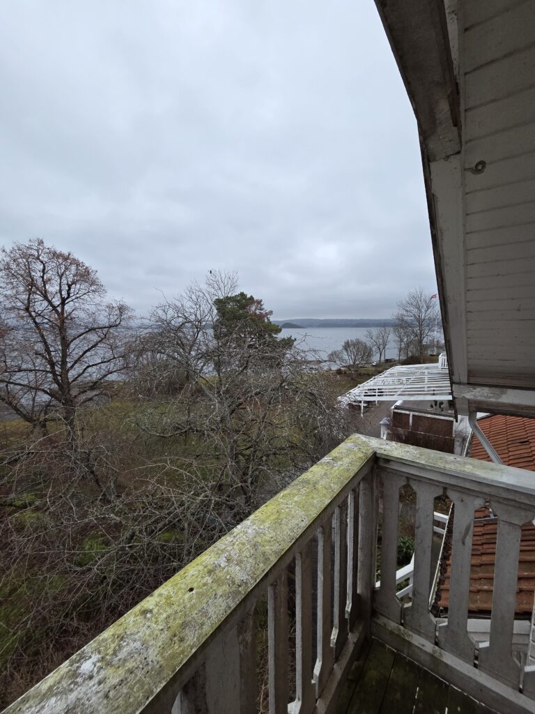 Eksempel på hva som må repareres: verandaen mot vest i 2 etg i annekset.