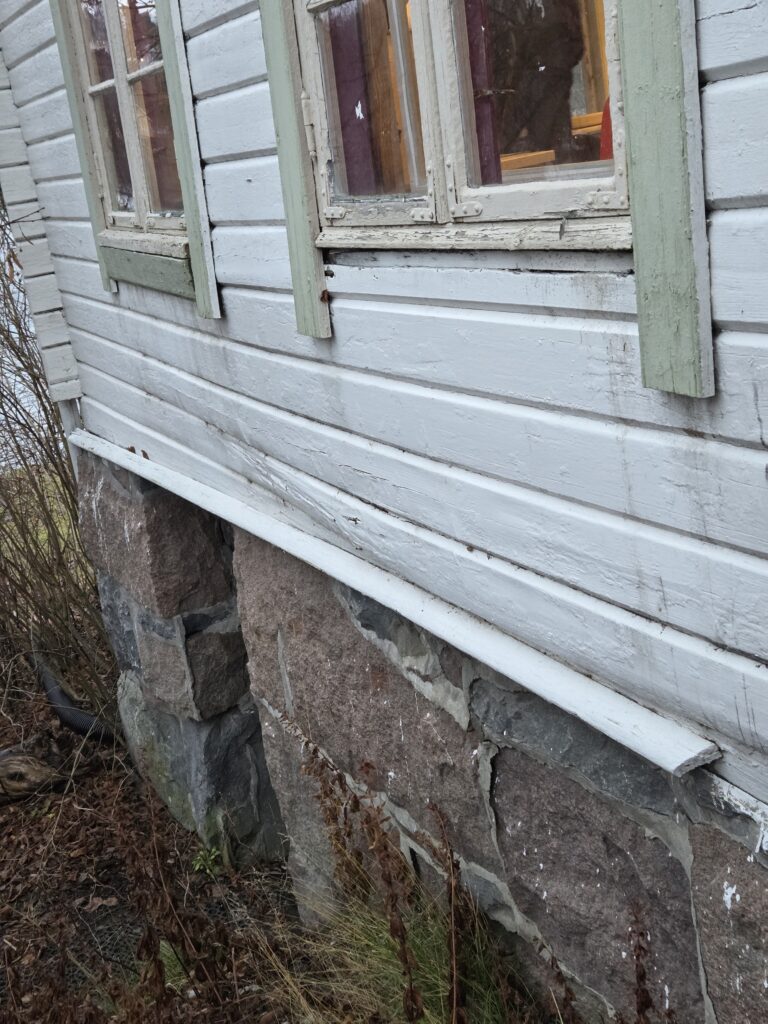 Det er råte i veggen mot sør og dette må istandsettes.