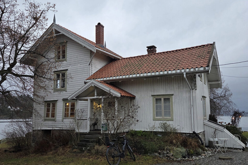 “Annekset ved Hellviktangen på Nesodden, en historisk bygning brukt til kultur- og kursaktiviteter i naturskjønne omgivelser.” (Hellviktangen brukes blant annet til kulturarrangementer, kurs og aktiviteter.)